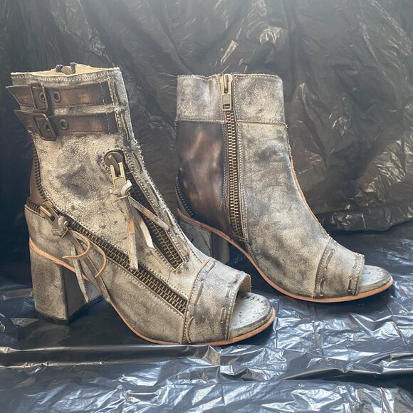 Freebird Zombi Ice Booties Size 10 - Never Worn! (Small Tear in Stitching) - Picture 2 of 7